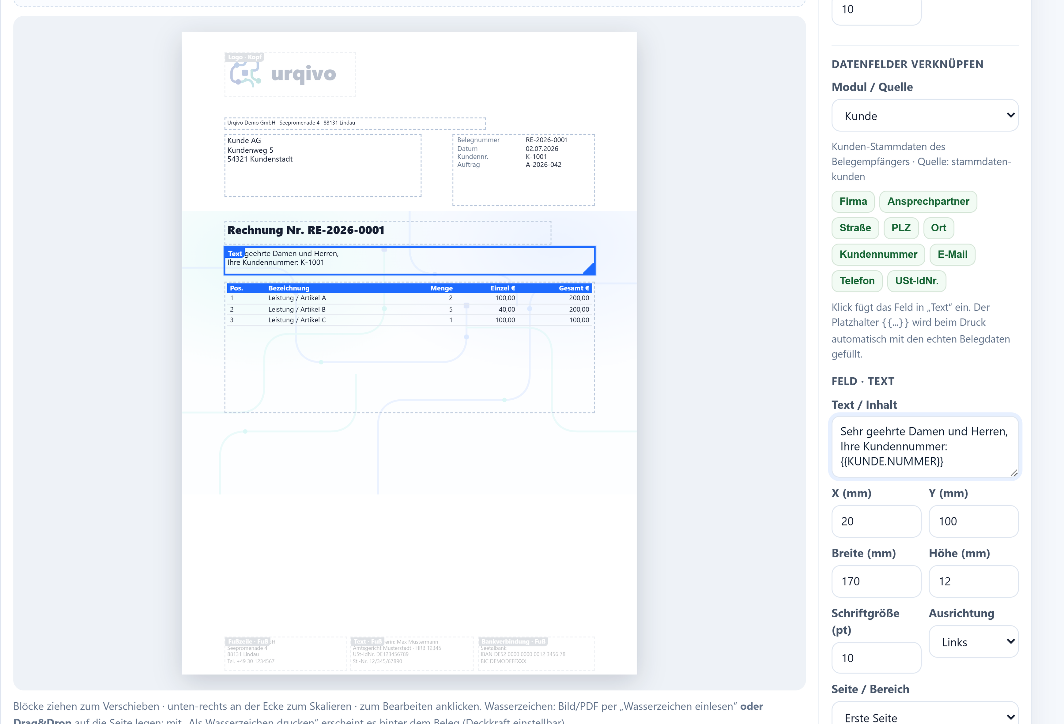 Der Beleglayout-Editor von urqivo: im blau markierten Text-Block auf dem A4-Blatt steht „Sehr geehrte Damen und Herren, Ihre Kundennummer: K-1001“, rechts im Feld „Text / Inhalt“ dieselbe Zeile mit dem Platzhalter {{KUNDE.NUMMER}}, daneben die Kundenfelder Firma, Ansprechpartner, Straße, PLZ, Ort, Kundennummer, E-Mail, Telefon und USt-IdNr.