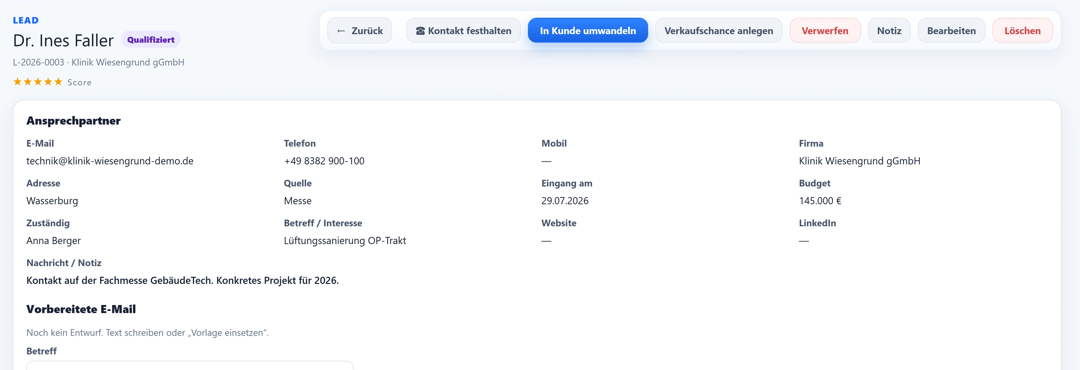 Der geöffnete Lead L-2026-0003, Dr. Ines Faller von der Klinik Wiesengrund gGmbH, Status Qualifiziert: Quelle Messe, Eingang am 28.07.2026, Budget 145.000 €, Interesse Lüftungssanierung OP-Trakt, zuständig Anna Berger – oben die Schaltflächen „In Kunde umwandeln“ und „Verkaufschance anlegen“.