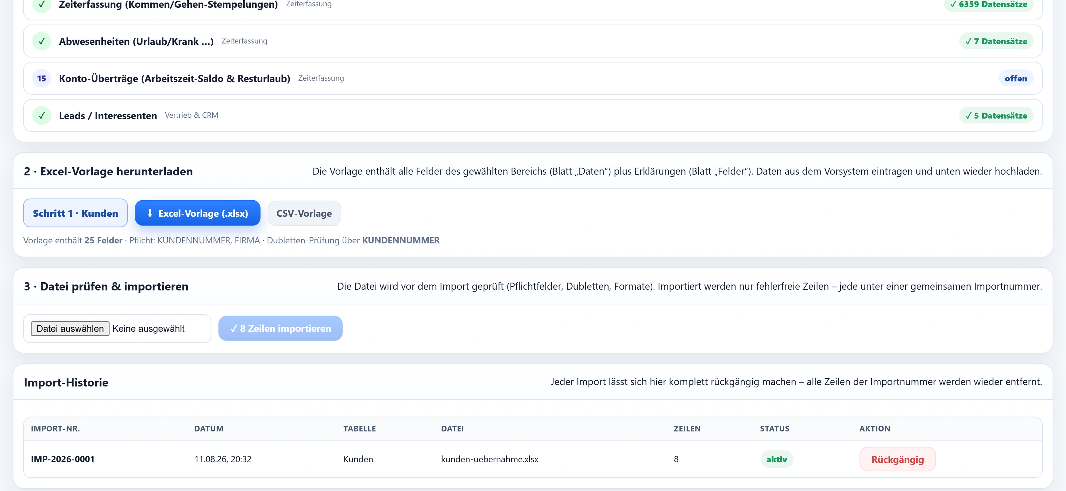 Nach dem Import die Karte Import-Historie mit einer Zeile: IMP-2026-0001, 11.08.26, 20:32, Tabelle Kunden, Datei kunden-uebernahme.xlsx, 8 Zeilen, Status aktiv und dem Knopf „Rückgängig“; darüber steht „Schritt 1 · Kunden“ mit der Excel-Vorlage aus 25 Feldern und dem Knopf „8 Zeilen importieren“.