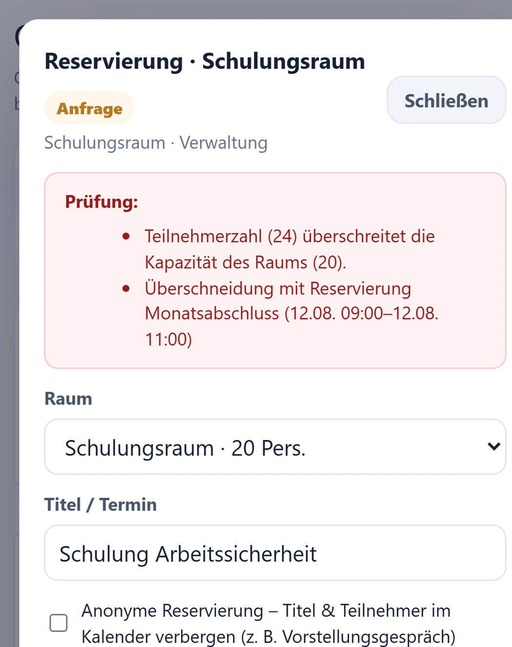 Der Reservierungsdialog von urqivo auf dem Telefon: der rote Kasten „Prüfung“ meldet „Teilnehmerzahl (24) überschreitet die Kapazität des Raums (20)“ und „Überschneidung mit Reservierung Monatsabschluss (10.08. 09:00–10.08. 11:00)“, darunter die Felder Raum „Schulungsraum · 20 Pers.“ und Titel „Schulung Arbeitssicherheit“.