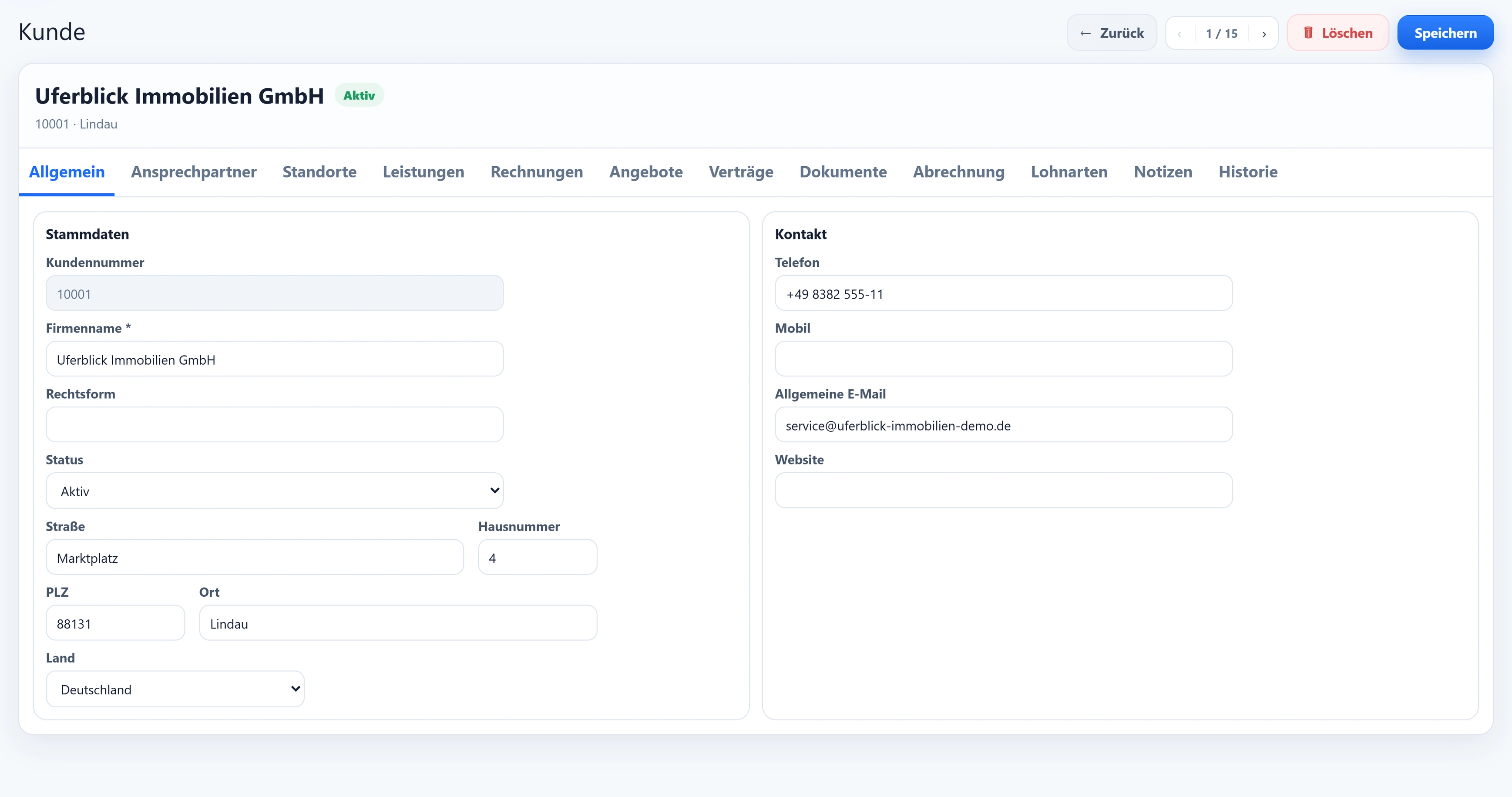 Die Kundenmaske Uferblick Immobilien GmbH, wie urqivo sie ausliefert: links Stammdaten mit Kundennummer, Firmenname, Rechtsform, Status, Straße, PLZ, Ort und Land, rechts Kontakt mit Telefon, Mobil, E-Mail und Website.