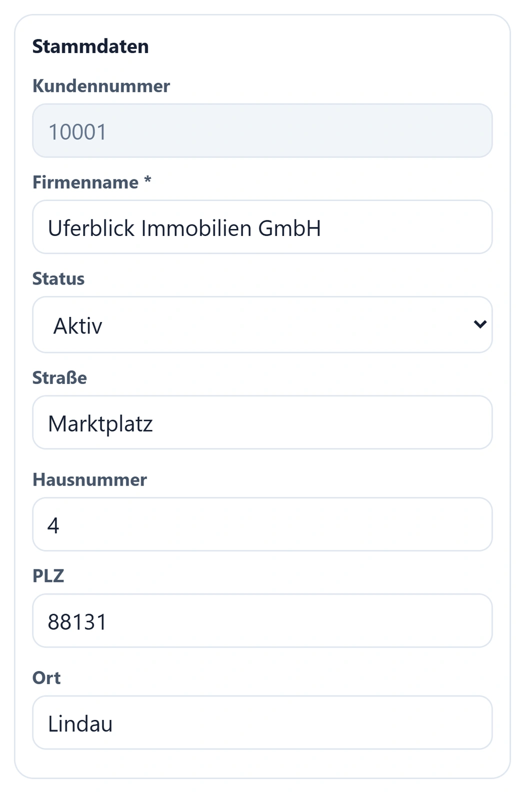 Die Kundenmaske von urqivo am Telefon: Kundennummer 10001, Firmenname Uferblick Immobilien GmbH, Status Aktiv, Straße Marktplatz, Hausnummer 4, PLZ 88131, Ort Lindau – Rechtsform und Land fehlen, weil sie ausgeblendet wurden.