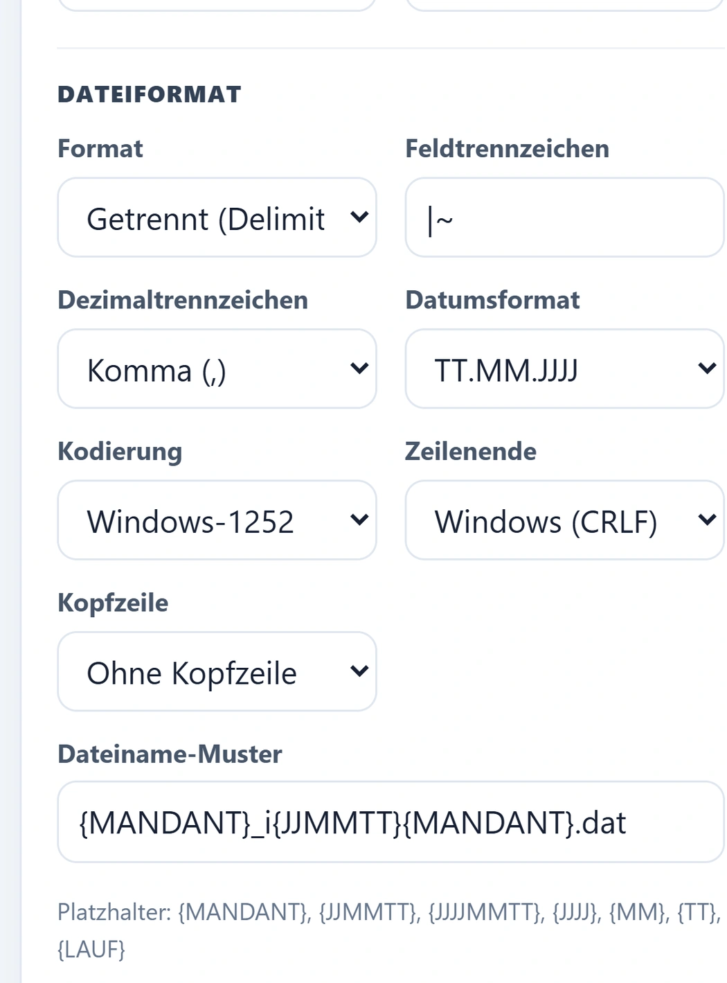 Der Abschnitt Dateiformat der Navision-Schnittstelle auf dem Telefon: Format „Getrennt (Delimited)“, Feldtrennzeichen |~, Dezimaltrennzeichen Komma, Datumsformat TT.MM.JJJJ, Kodierung Windows-1252, Zeilenende Windows (CRLF), „Ohne Kopfzeile“ und das Dateiname-Muster {MANDANT}_i{JJMMTT}{MANDANT}.dat.