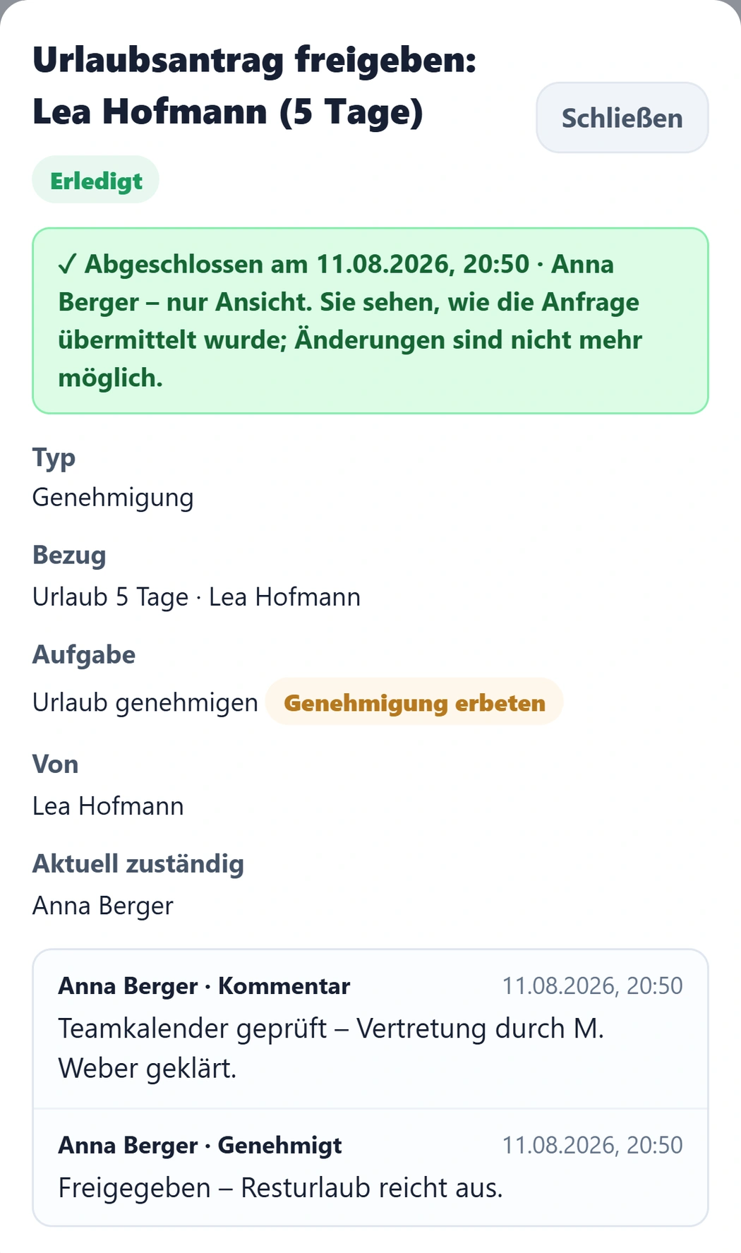 Derselbe Vorgang am Telefon: „Urlaubsantrag freigeben: Lea Hofmann (5 Tage)“ mit der Pille Erledigt, dem grünen Hinweis „Abgeschlossen am 11.08.2026, 20:50 · Anna Berger – nur Ansicht“ und darunter dem Verlauf mit Kommentar und Genehmigung.