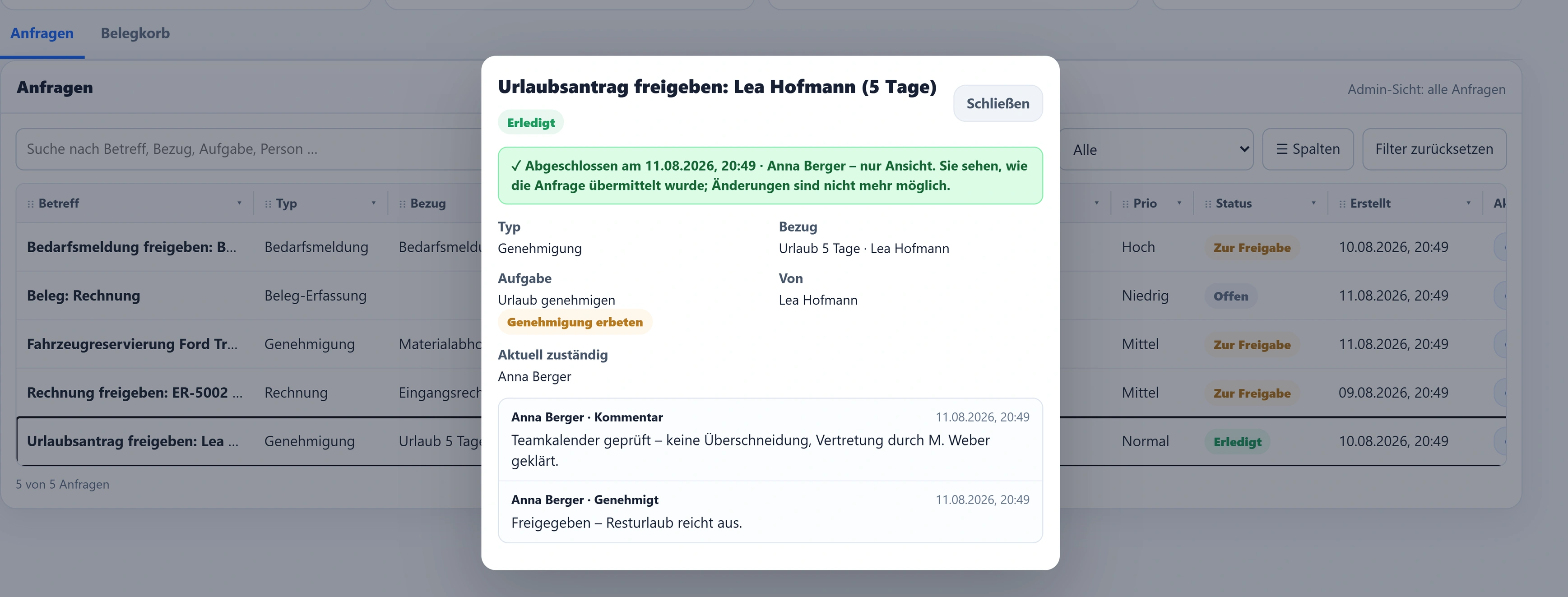 Der freigegebene Vorgang in urqivo: Statuspille „Erledigt“, der grüne Hinweis „Abgeschlossen am 11.08.2026, 20:49 · Anna Berger – nur Ansicht“, darunter Typ Genehmigung, Bezug „Urlaub 5 Tage · Lea Hofmann“, Von Lea Hofmann, und der Verlauf mit „Anna Berger · Kommentar“ und „Anna Berger · Genehmigt“, je mit Datum und Uhrzeit.